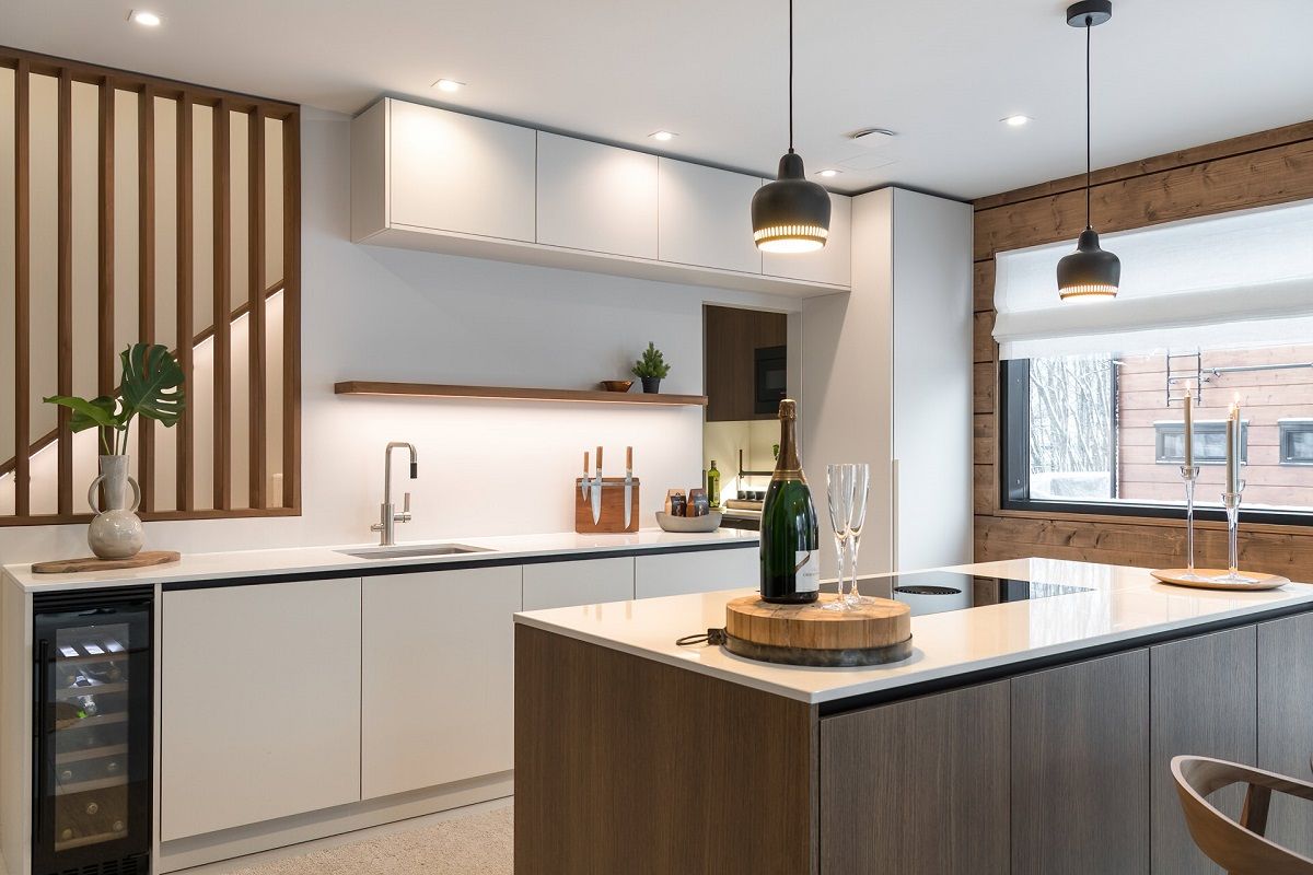A harmonious kitchen ensemble with colour temperature adjustable lights; flush-mounted spotlights, flat lighting and pendant lights in the island